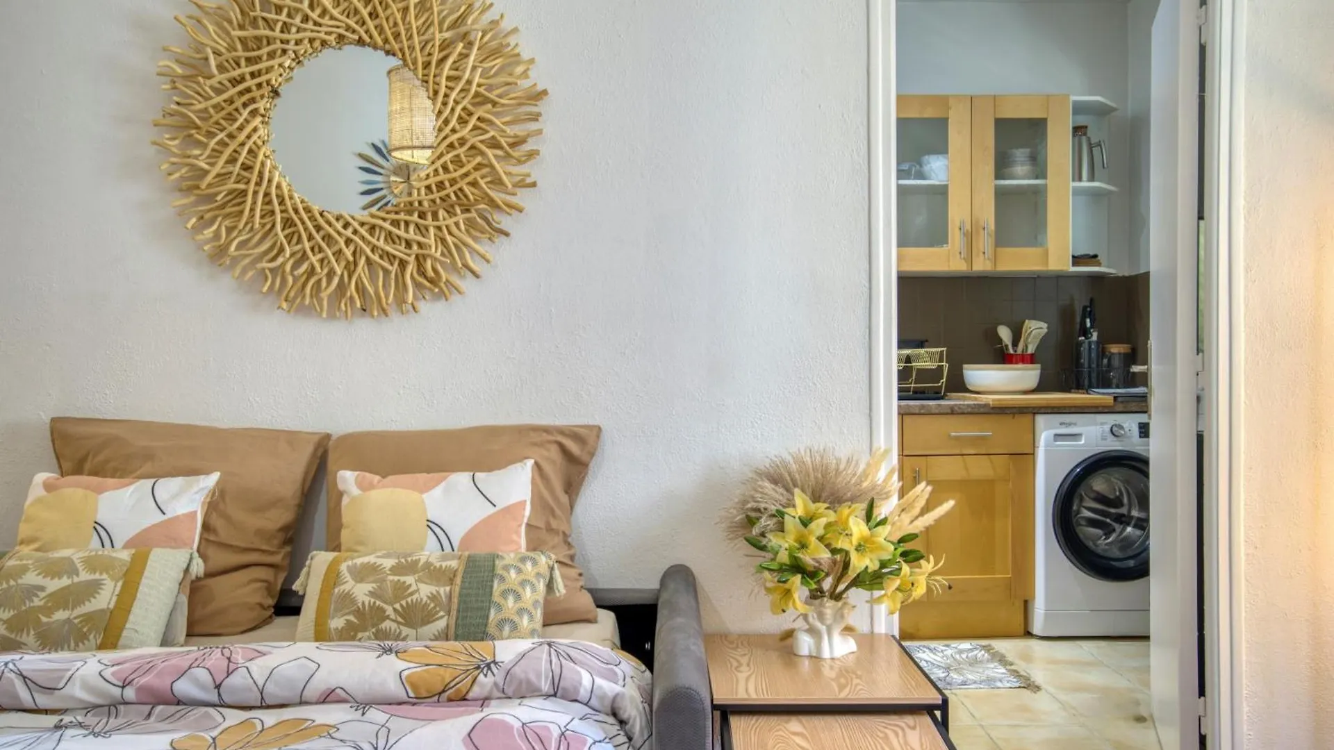 Cosy, Modern, Fully Equipped, Air Conditioning, Nice Historical, Old Town, 1Minute Walk From Beach - 