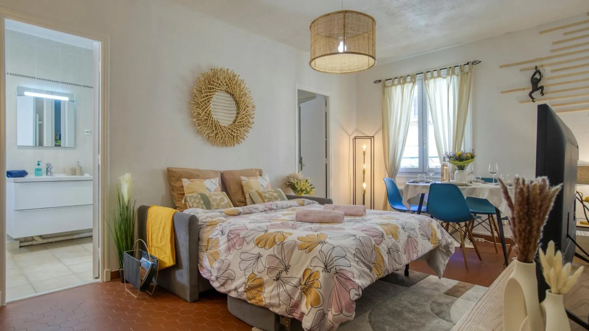Appartement Cosy, Modern, Fully Equipped, Air Conditioning, Nice Historical, Old Town, 1Minute Walk From Beach - 