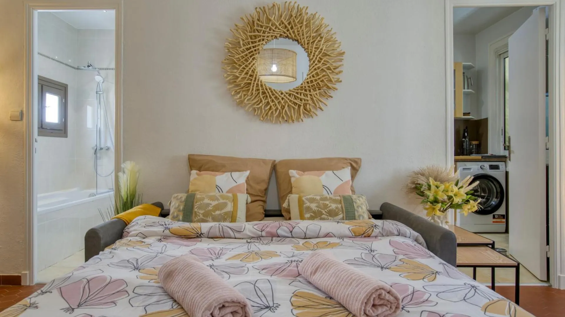 Cosy, Modern, Fully Equipped, Air Conditioning, Nice Historical, Old Town, 1Minute Walk From Beach - 