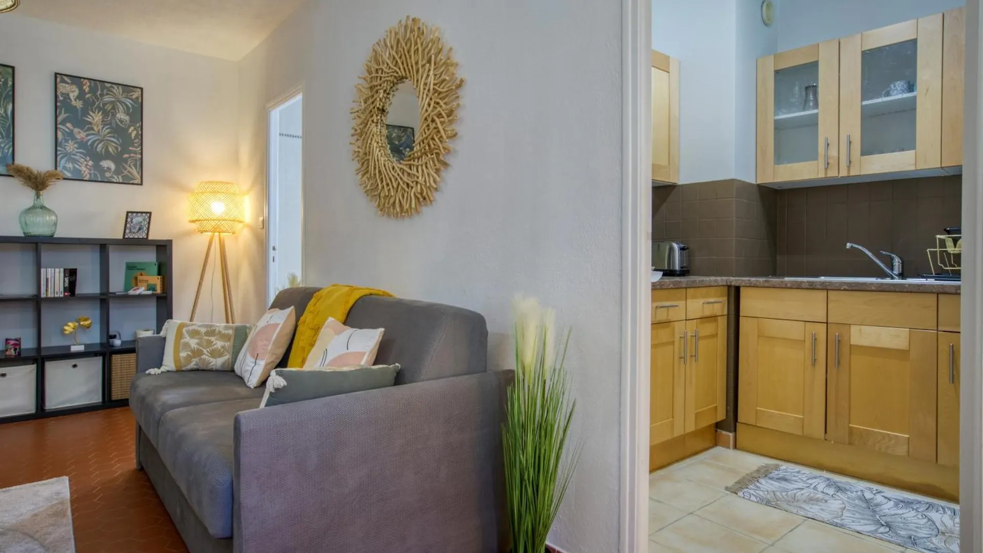 Cosy, Modern, Fully Equipped, Air Conditioning, Nice Historical, Old Town, 1Minute Walk From Beach - 